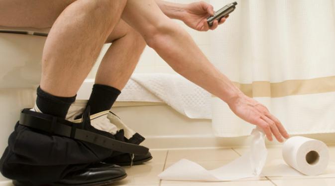 Ini alasannya mengapa Anda tidak diperkenankan mempergunakan smartphone di toilet.