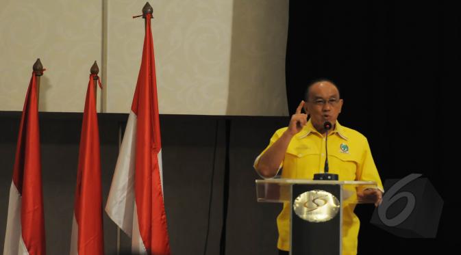 Ketum Partai Golkar versi Munas Bali Aburizal Bakrie berpidato pada rapat konsultasi nasional Golkar di Jakarta, Selasa (10/3). Rapat itu membahas putusan Menkumham yang menerima kepengurusan Golkar versi Agung Laksono. (Liputan6.com/Herman Zakharia)