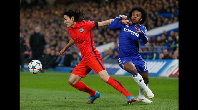 Penyerang PSG, Edinson Cavani berebut bola dengan pemain Chelsea Willian pada leg kedua 16 besar Liga Champions di Stadion Stamford Bridge, London, Inggris (11/3/15) . Chelsea bermain imbang 2-2 dengan Paris St Germain. (Reuters/Stefan Wermuth)