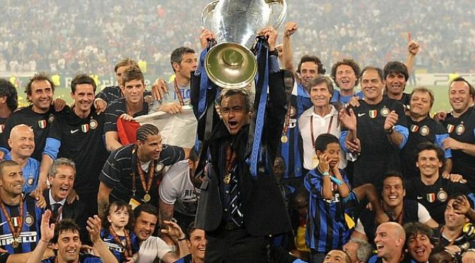 Jose Mourinho saat mengangkat trofi Liga Champions 2009/2010 bersama Inter Milan. 