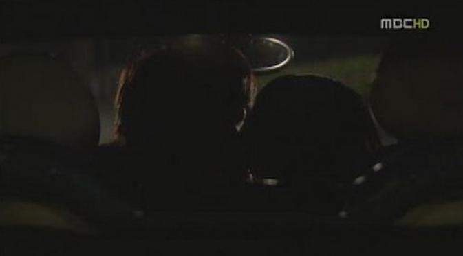 [Bintang] Adegan Ciuman di Drama Playfull Kiss. Foto: Youtube