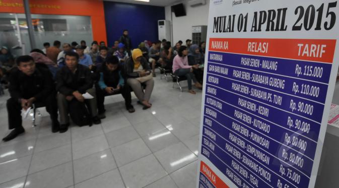 PT Kereta Api Indonesia (Persero) atau PTKAI mengumumkan mulai 1 April 2015 tarif kereta api kelas ekonomi jarak sedang dan jarak jauh mengalami kenaikan harga hingga mencapai 100 persen, Jakarta, Jumat (13/3/2015). (Liputan6.com/Johan Tallo)