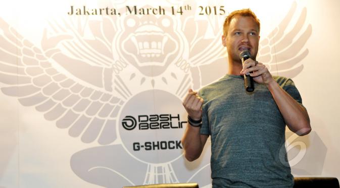 Pentolan grup music Dash Berlin, Jeffrey Sutorius (kanan) saat menghadiri peluncuran jam tangan edisi khusus G-SHOCK GA-400 Dash Berlin Edition, Jakarta, Minggu (15/3/2015). (Liputan6.com/Panji Diksana)