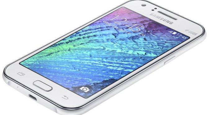 Dilihat dari sisi desain, penampilan Samsung Galaxy J1 4G sama dengan Galaxy J1 yang versi 3G. 