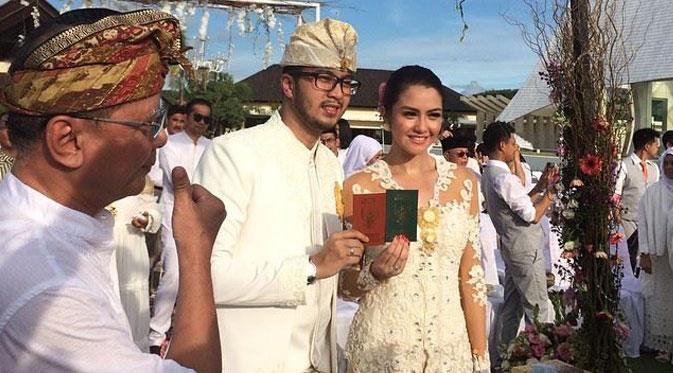 Revalina S Temat dan Rendy Aditya Gunawan resmi menikah di Bali.