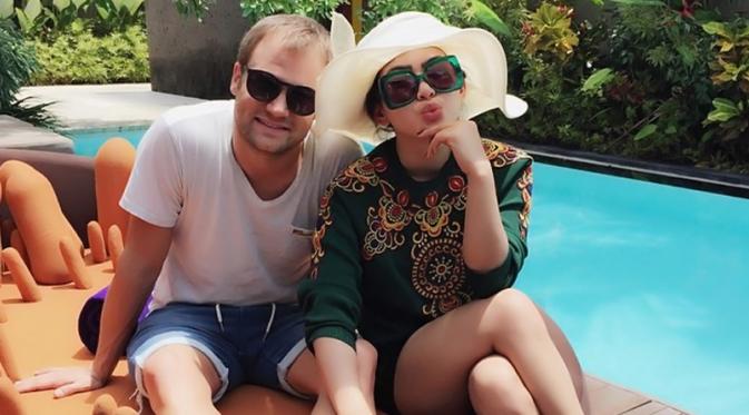 Kebersamaan Syahrini dan Dash Berlin saat di Bali. (foto: Instagram.com/princessyahrini)