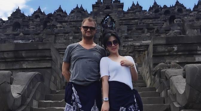 Syahrini saat menemani Dash Berlin di Indonesia. (foto: Instagram.com/princessyahrini)
