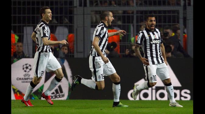 Penyerang Juventus, Carlos Tevez merayakan selebrasi bersama pemain lainnya usai mencetak gol di leg kedua 16 besar Liga Champions di Stadion Signal Iduna Park, German (18/3/15). Juventus menang 3-0 atas Borussia Dortmund. (Reuters/Ina Fassbender)