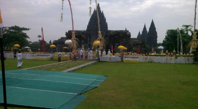 Persiapan upacara Tawur Agung Kesanga di pelataran Candi Prambanan, Yogyakarta. (Liputan6.com/Fathi Mahmud)