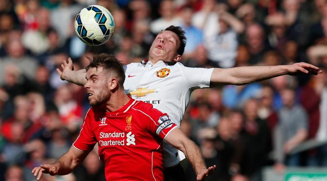 Gelandang Liverpool, Jordan Henderson berebut bola udara dengan pemain Manchester United Phil Jones saat Laga Liga Premier Inggris di Anfield Stadium, Inggris, Minggu (22/3/2015 ). Manchester United menang 2-1 atas Liverpool. (Reuters/Carl Recine)