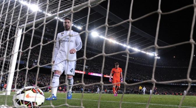 Sergio Ramos terpaku lihat bola masuk ke gawang (JOSEP LAGO / AFP)