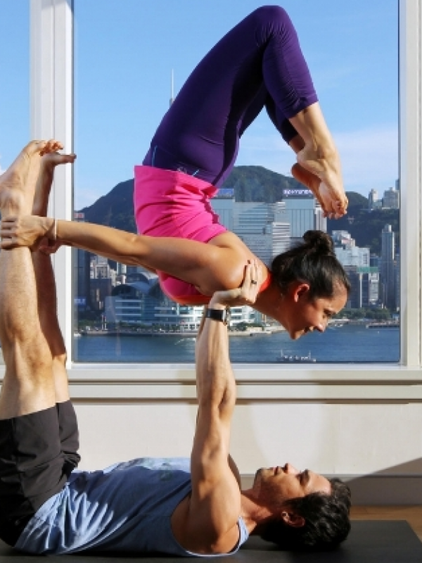 Acroyoga atau olahraga paduan akrobatik dan yoga yang dilakukan bersama pasangan bisa tingkatkan hubungan mereka berdua. 