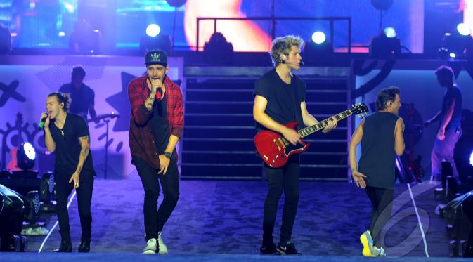 Di tengah rintikan hujan dan penuh sesak penonton, One Direction berhasil menyelesaikan tur Asia mereka di Jakarta.(Foto: Faisal R Syam)