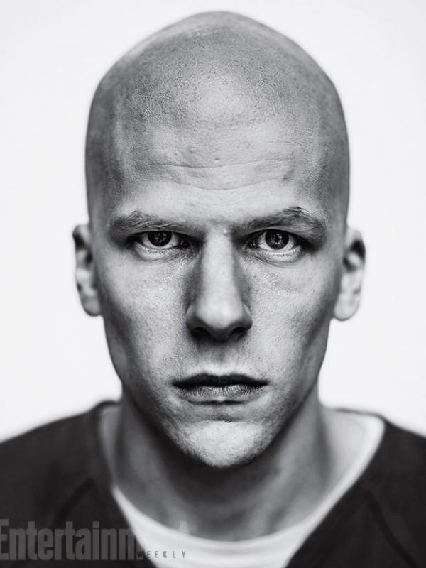Demi perankan Lex Luthor di film Batman V. Superman: Dawn of Justice, Jesse Eisenberg tidak ragu memnbuat kepalanya plontos.