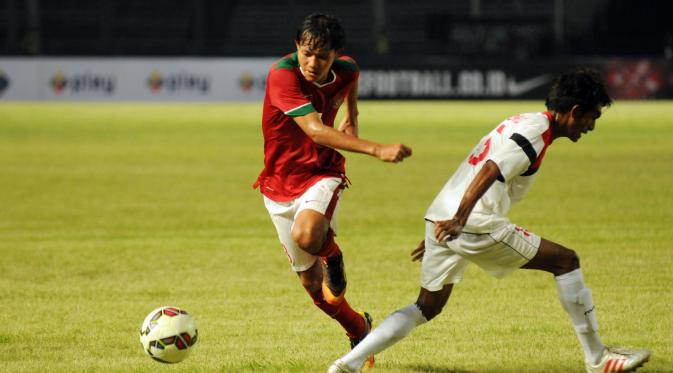 Gelandang timnas Indonesia U-23, Adam Alis (kiri) mengecoh pemain Timor Leste saat berlaga di kualifikasi grup H Piala Asia 2016 di Stadion GBK Jakarta, Jumat (27/3/2015). Indonesia U-23 unggul 5-0 atas Timor Leste. (Liputan6.com/Helmi Fithriansyah)