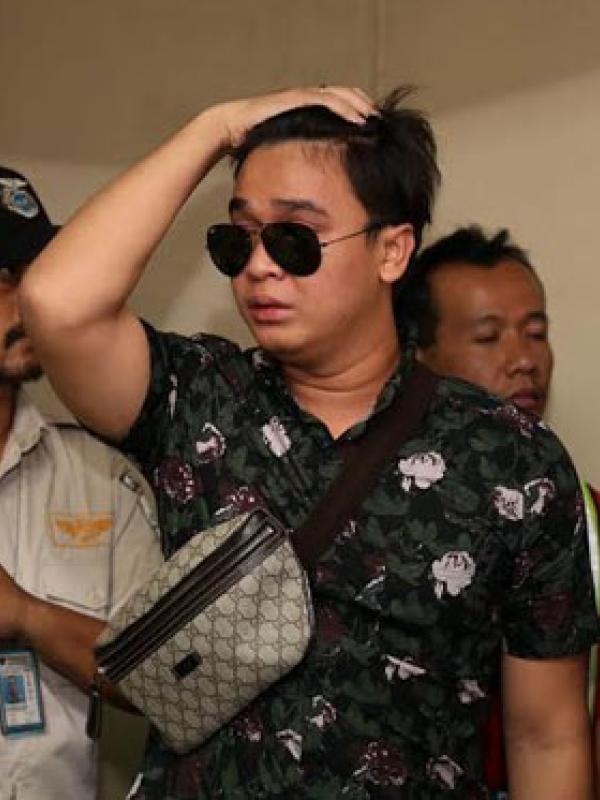 Billy Syahputra amat bersedih saat sang kakak Olga Syahputra dinyatakan meninggal dunia. (Bintang.com)