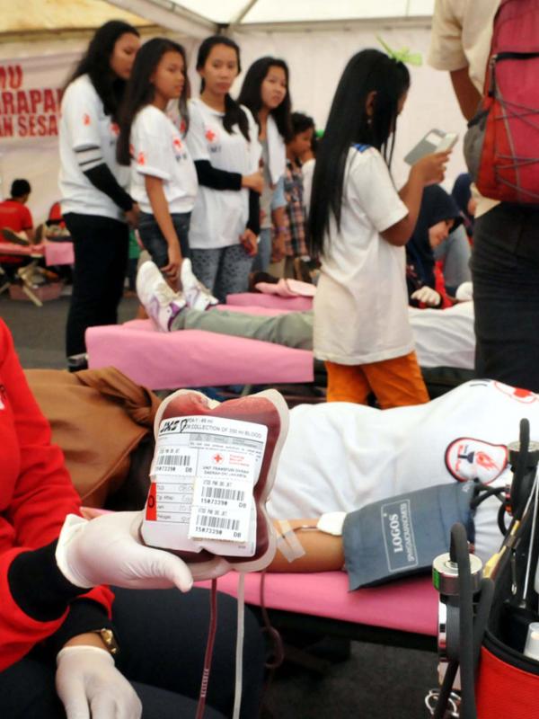 Petugas mengambil darah pendonor saat acara Donor Darah Taruna Merah Putih di Bundaran HI, Jakarta, Minggu (29/3/2015). Acara donor darah diadakan serentak di 25 kota di tanah air bertujuan membudayakan aksi donor darah. (Liputan6.com/Panji Diksana)