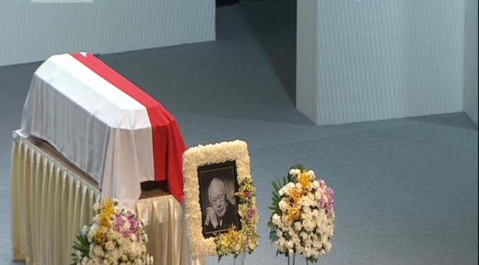 Lee Kuan Yew meninggal dunia pada usia 91 tahun, setelah beberapa pekan dirawat lantaran menderita penyakit paru-paru basah.
