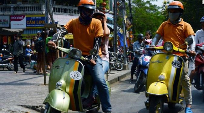 Vietnam Vespa Adventure, janjikan kenikmatan keliling kota menggunakan Vespa klasik (Foto: CNN)
