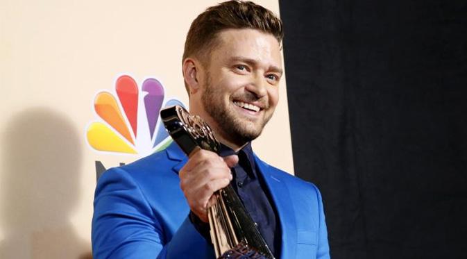 Justin Timberlake mendapat penghargaan dalam ajang iHeartRadio Music Awards 2015. (foto: ibtimes)