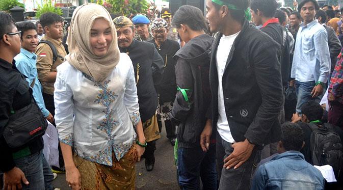 Anggota DPRD Cantik ini Sukses Redakan Amarah Demonstran (Liputan6.com/Zainul Arifin)