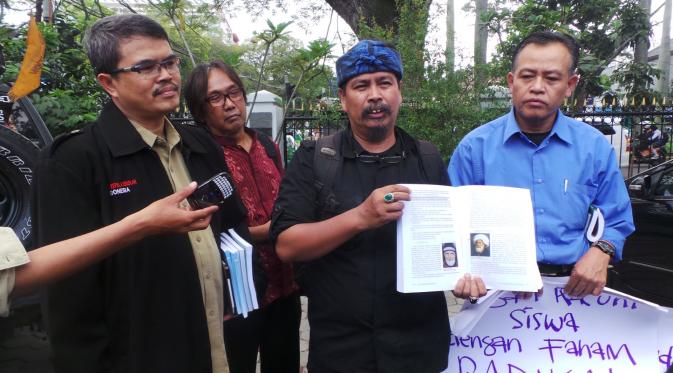 Forum Guru dan Orangtua Siswa Jawa Barat mendatangi MUI Jabar terkait dugaan buku berpaham radikal. (Liputan6.com/Okan Firdaus)