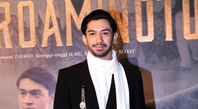 Reza Rahadian hadir di premier film 'Guru Bangsa: Tjokroaminto'. (Galih W. Satria/Bintang.com)