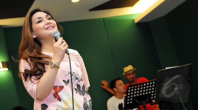 Nia Daniati saat latihan konser Gelas-Gelas Kaca of Nia di bilangan Tebet, Jakarta Selatan, Selasa (1/4/2015). Nia menjelaskan Olga sangat menghormati dirinya. (Liputan6.com/Panji Diksana)