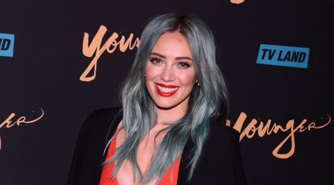 Hilary Duff tampil cantik dengan dengan warna rambut baru saat menghadiri premiere acara serial televisi di New York, Selasa (31/3/2015). (Stephen Lovekin/Getty Images/AFP)