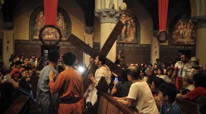 Umat Katolik menjalankan misa Jumat Agung di Gereja Katedral, Jakarta, Jumat (3/4/2015) (Liputan6.com/Faizal Fanani)
