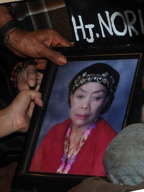 Foto Mpok Nori pun menjadi pengantar di pemakaman (Foto: Muhammad Akrom Sukarya)