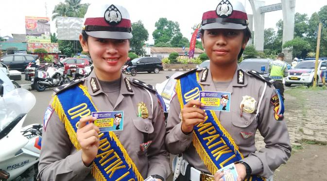 Di tengah padatnya kendaraan menuju kawasan wisata Puncak itu, terdengar sayup-sayup alunan musik akustik.