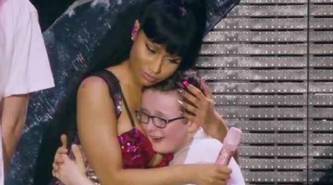 Nicki Minaj tersentuh saat seoang anak kecil menangis bisa diajak naik panggung