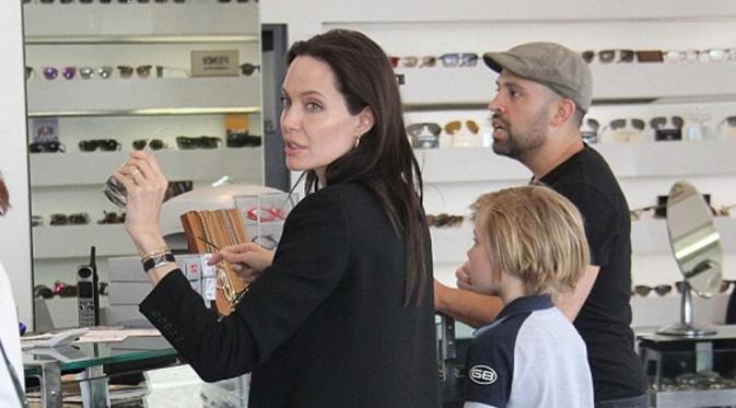 Angelina Jolie habiskan waktu bersama anak-anak