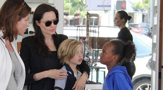 Angelina Jolie punya beberapa anak adopsi