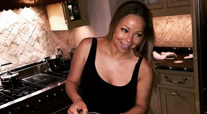 Mariah Carey bikin kue di Hari Paskah