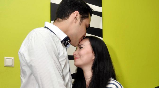Pasangan Asmirandah dan Jonas Rivanno punya gaya ciuman favorit, ingin tahu? Sumber: Cumicumi.com