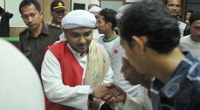 Sejumlah massa FPI mencium tangan Habib Novel usai sidang vonis di PN Jakarta Pusat, Senin (6/4/2015). Habib Shahabuddin dan Habib Novel divonis hakim 7 bulan penjara. (Liputan6.com/Johan Tallo)