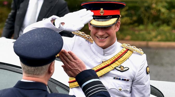 Pangeran Harry memberi hormat kepada Kepala Angkatan Pertahanan Australia, Mark Binskin setibanya di Duntroon House, Canberra, Senin (6/4/2015). Cucu Ratu Elizabeth II itu selama sebulan bertugas dengan militer di Australia. (REUTERS/Peter Parks/Pool)
