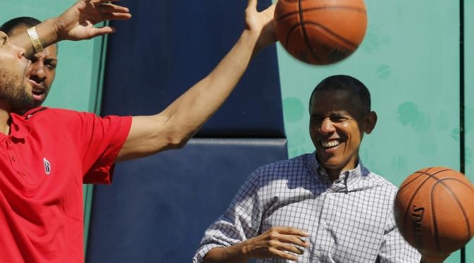 Presiden AS Barack Obama bermain basket saat perayaan Paskah Egg Roll di Gedung Putih,  Washington DC, Senin (6/4/2015). (Reuters/ Jonathan Ernst) 