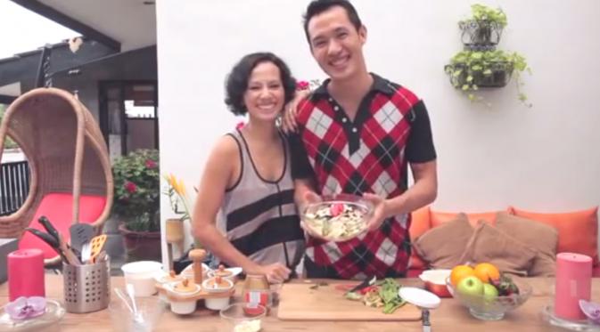 Pasangan selebritis Erwin dan Jana Parengkuan kerap menghabiskan waktu luang dengan memasak di dapur bersama empat anaknya
