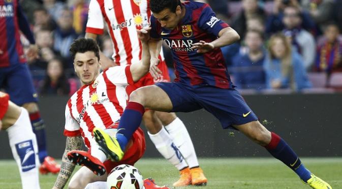 Penyerang Barcelona Pedro Rodriguez dihadang para pemain Almeria (QUIQUE GARCIA / AFP)