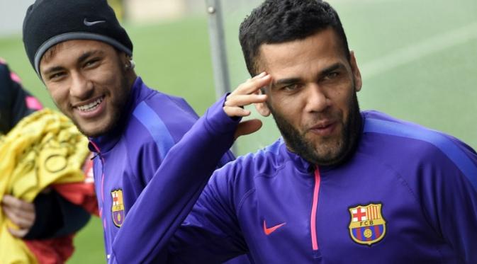 Dani Alves bergaya dengan Neymar (LLUIS GENE / AFP)