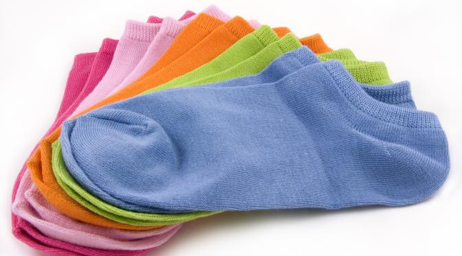 4. Manfaatkan kaus kaki bersih sebagai tempat penyimpanan barang pecah belah kecil     (Via: nc4hstories.org)