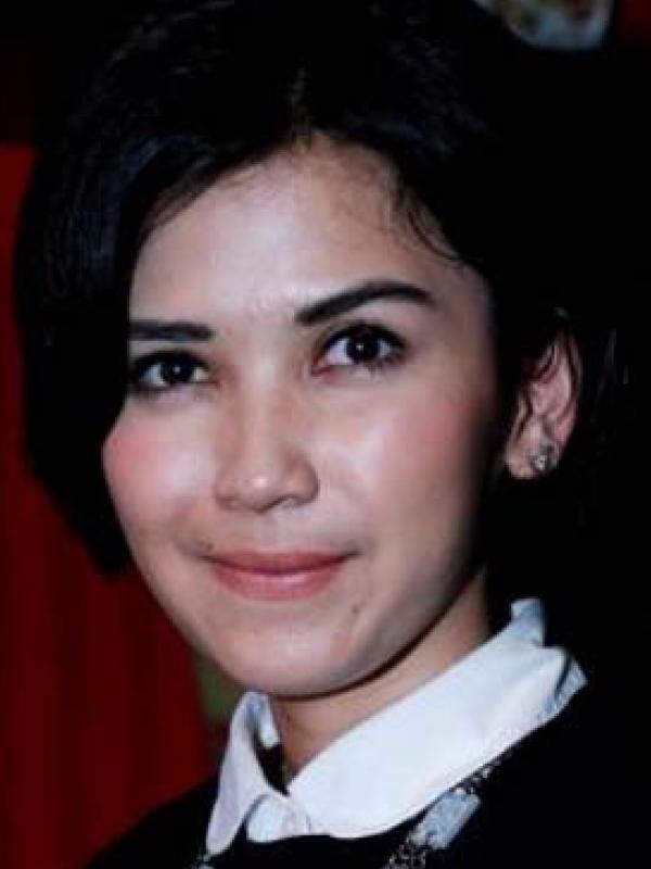 Setelah merubah gaya rambut, Dinda Kanya Dewi merasa dikutuk.