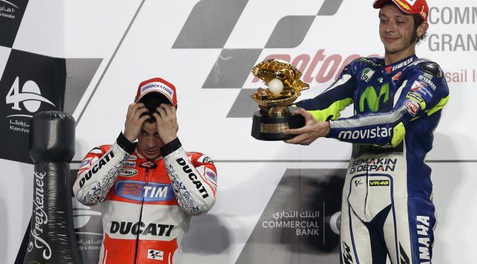 Valentino Rossi mengangkat trofi pertama di GP Qatar 2015 (REUTERS/Fadi Al-Assaad)