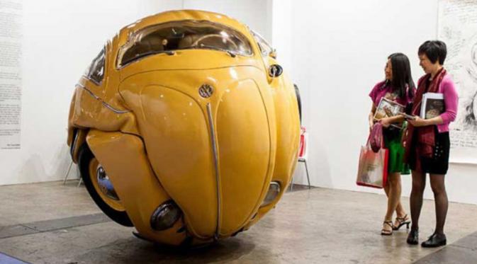 VW Kodok kuning ini dimodifikasi sedemikian rupa oleh seniman asal Indonesia, Ichwan Noor, menjadi karya seni yang indah (Foto: paintref)