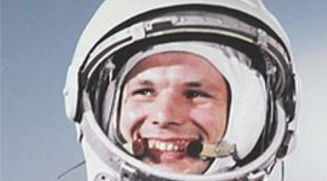 Yuri Gagarin berangkat dengan pesawat luar angkasa Vostok 1. Ia lalu berada di orbit Bumi selama 108 menit. (Reuters)