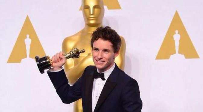 Eddie Redmayne memenangkan piala Oscar 2015. Foto: Twitter