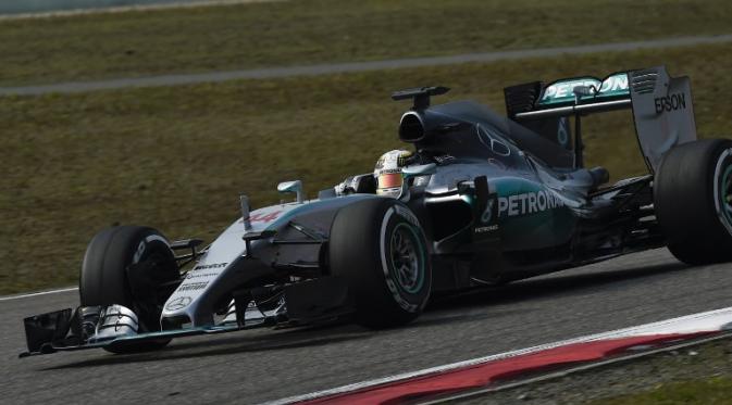 Lewis Hamilton rebut pole di GP China (FRED FOUR/AFP)